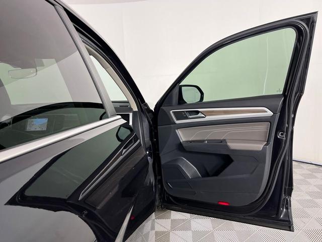 Photo of 2021 Deep Black Pearl Effect Volkswagen Atlas