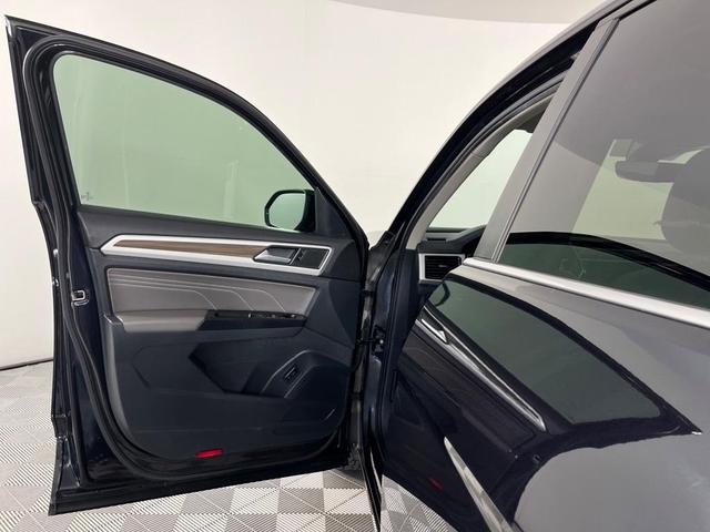 Photo of 2021 Deep Black Pearl Effect Volkswagen Atlas
