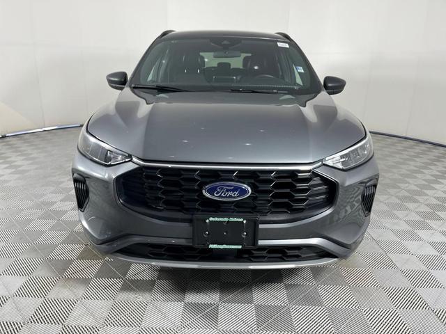 Photo of 2024 Gray Metallic Ford Escape