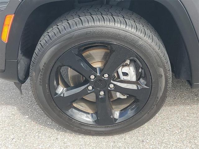 Photo of 2022 Metallic Jeep Grand Cherokee L
