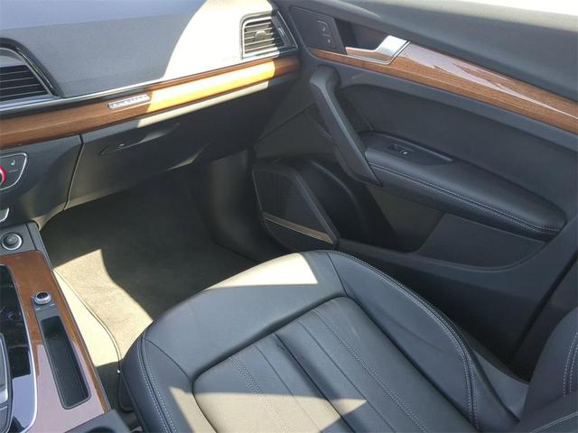 Photo of 2023 Mythos Black Metallic Audi Q5