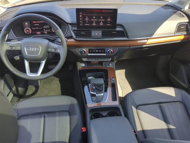 Photo of 2023 Mythos Black Metallic Audi Q5