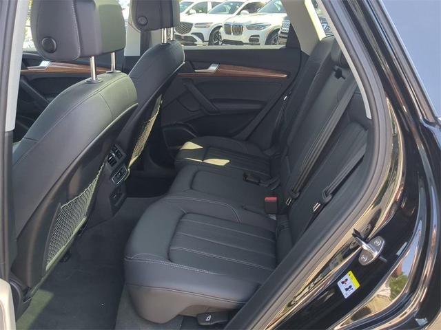 Photo of 2023 Mythos Black Metallic Audi Q5