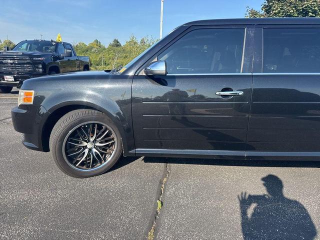 Photo of 2010 Tuxedo Black Ford Flex
