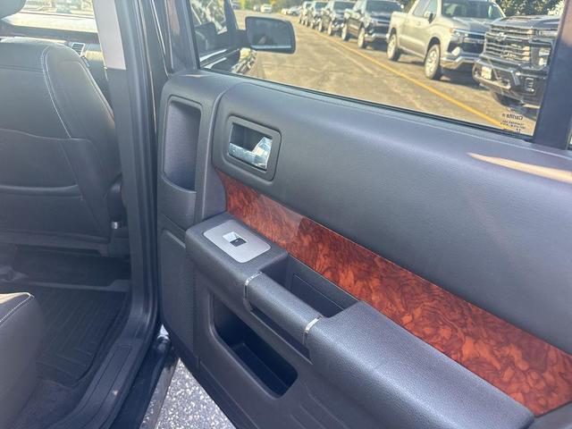 Photo of 2010 Tuxedo Black Ford Flex