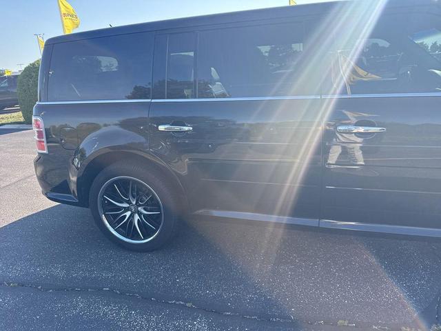 Photo of 2010 Tuxedo Black Ford Flex