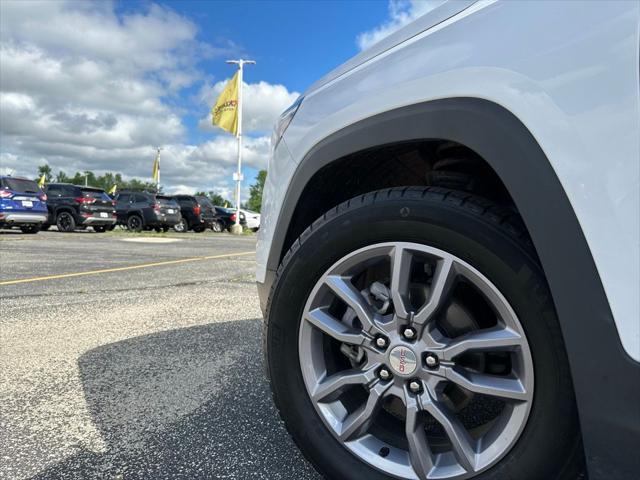 Photo of 2024 Summit White GMC Terrain