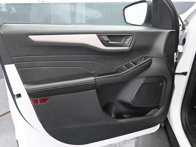 Photo of 2022 OXFORD WHITE Ford Escape