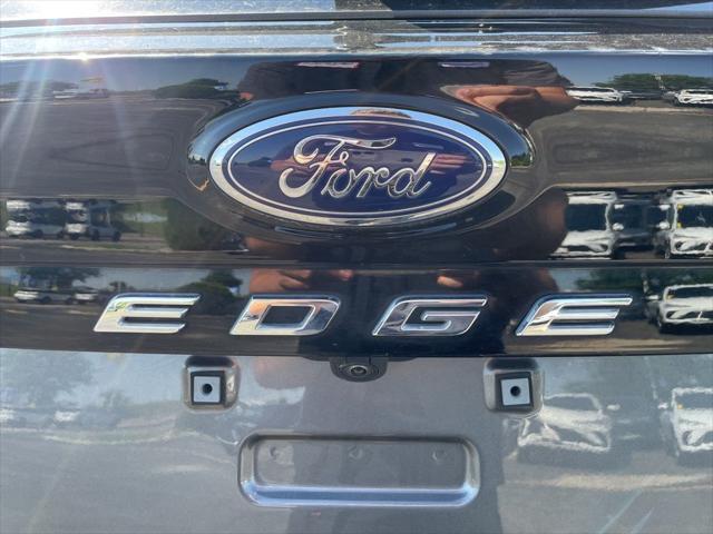 Photo of 2024 CARBONIZED GRAY Ford Edge