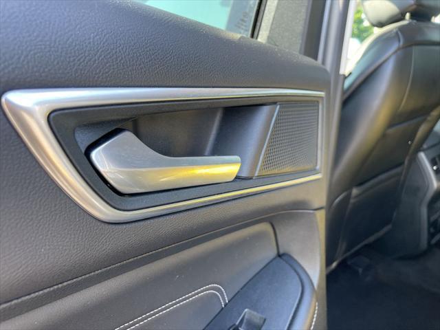 Photo of 2024 CARBONIZED GRAY Ford Edge