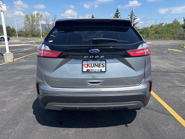 Photo of 2024 ICONIC SILVER Ford Edge