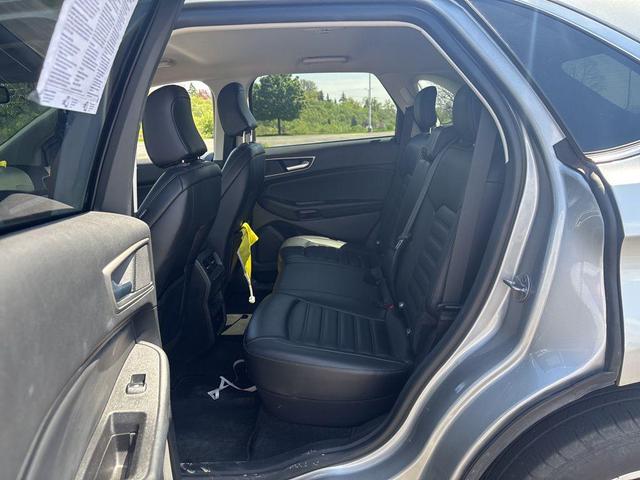 Photo of 2024 ICONIC SILVER Ford Edge