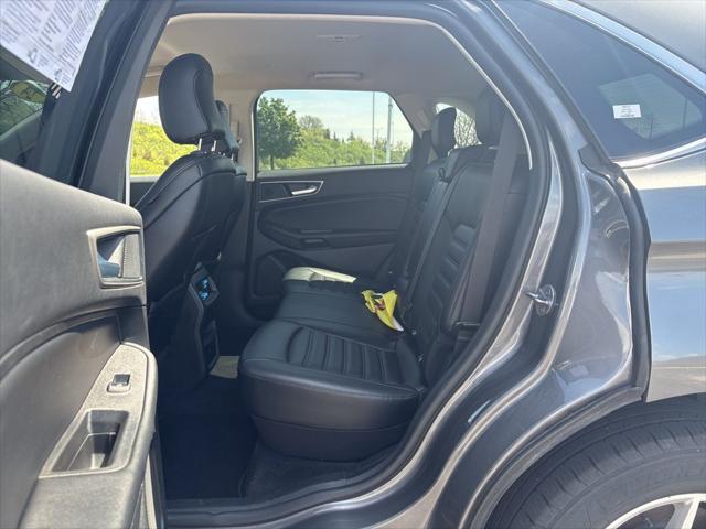 Photo of 2024 CARBONIZED GRAY Ford Edge