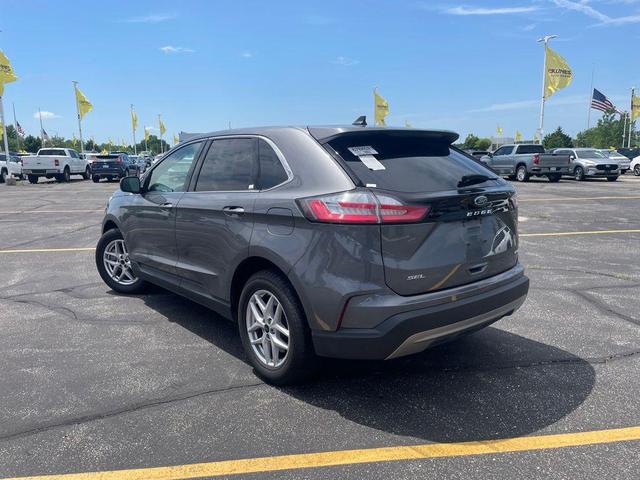 Photo of 2024 CARBONIZED GRAY Ford Edge
