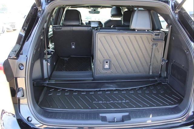 Photo of 2022 Midnight Black Metallic Toyota Highlander