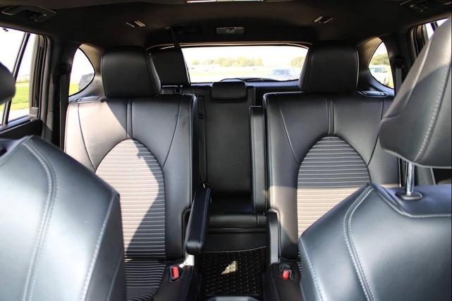 Photo of 2022 Midnight Black Metallic Toyota Highlander