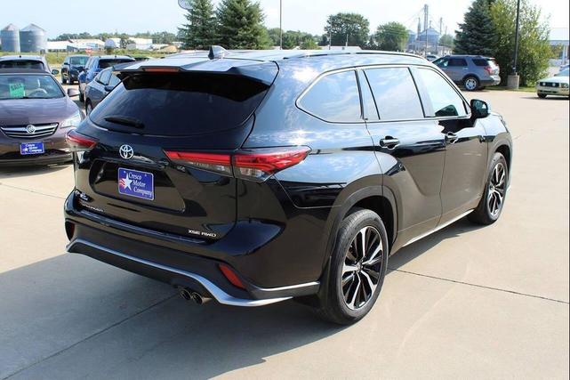 Photo of 2022 Midnight Black Metallic Toyota Highlander