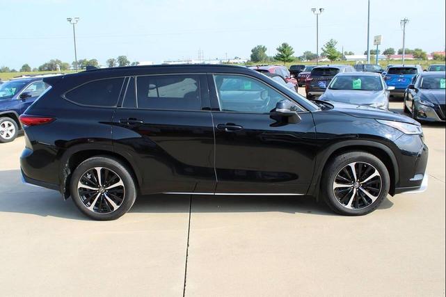 Photo of 2022 Midnight Black Metallic Toyota Highlander