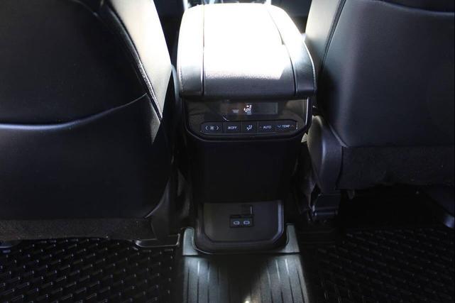 Photo of 2022 Midnight Black Metallic Toyota Highlander
