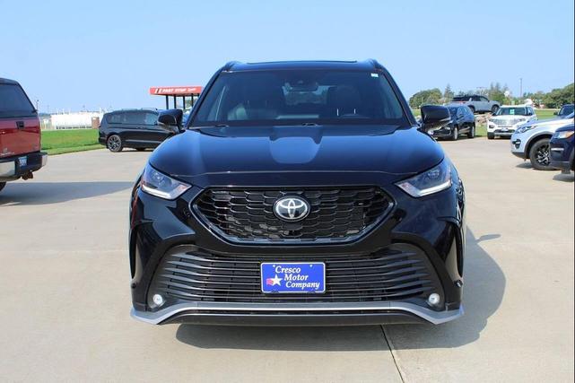 Photo of 2022 Midnight Black Metallic Toyota Highlander