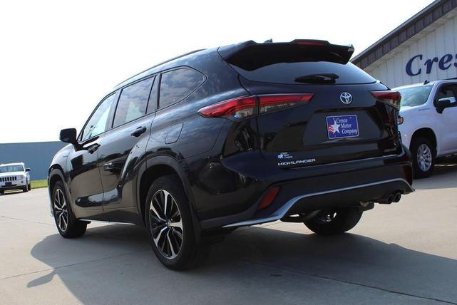 Photo of 2022 Midnight Black Metallic Toyota Highlander
