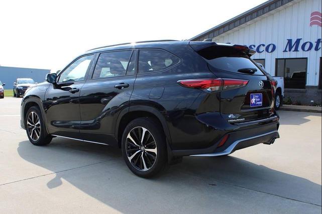 Photo of 2022 Midnight Black Metallic Toyota Highlander