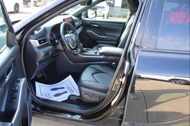 Photo of 2022 Midnight Black Metallic Toyota Highlander