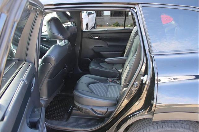 Photo of 2022 Midnight Black Metallic Toyota Highlander