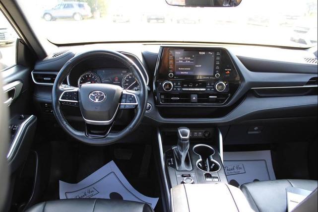 Photo of 2022 Midnight Black Metallic Toyota Highlander