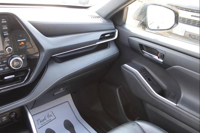 Photo of 2022 Midnight Black Metallic Toyota Highlander