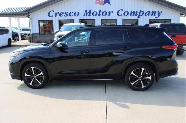 Photo of 2022 Midnight Black Metallic Toyota Highlander