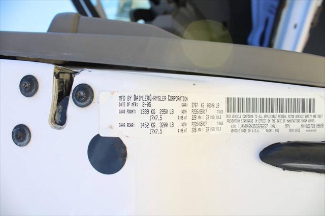 Photo of 2005 Stone White Clearcoat Jeep Grand Cherokee