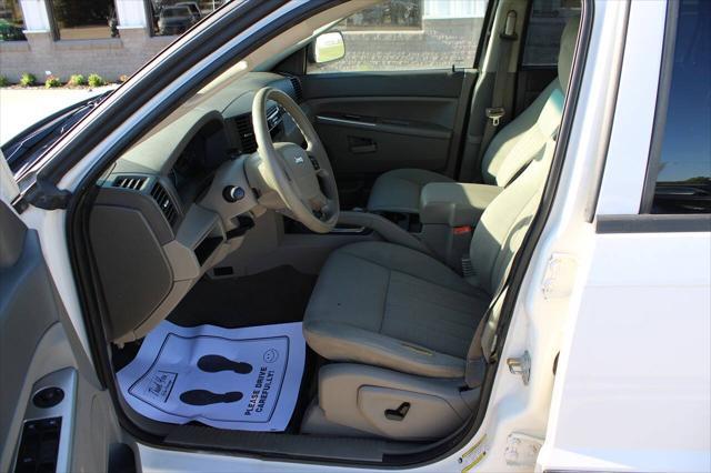 Photo of 2005 Stone White Clearcoat Jeep Grand Cherokee