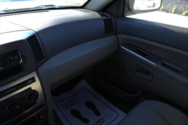 Photo of 2005 Stone White Clearcoat Jeep Grand Cherokee