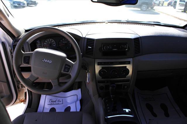 Photo of 2005 Stone White Clearcoat Jeep Grand Cherokee