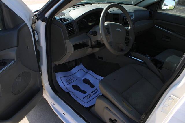 Photo of 2005 Stone White Clearcoat Jeep Grand Cherokee