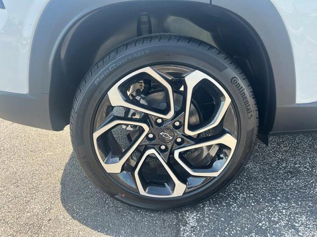 Photo of 2025 Summit White Chevrolet Trax