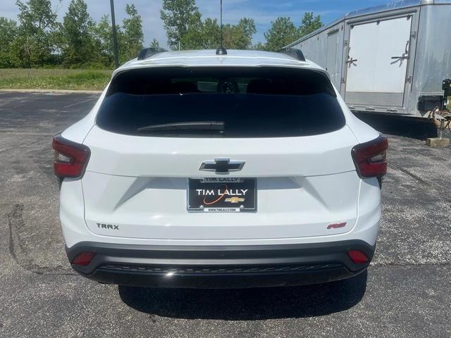 Photo of 2025 Summit White Chevrolet Trax