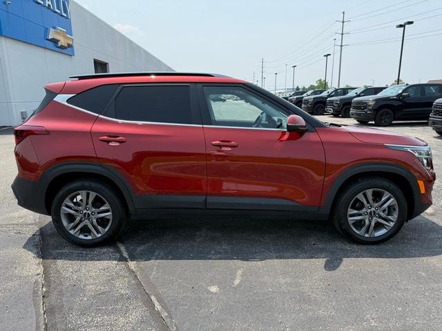 Photo of 2023 Mars Orange Kia Seltos