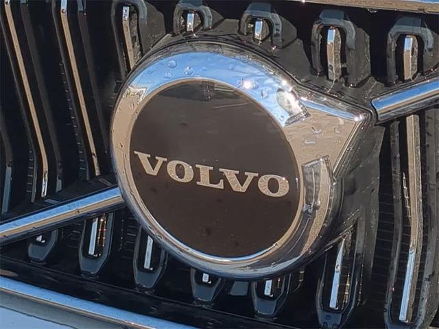 Photo of 2025 Crystal White Pearl Volvo XC40