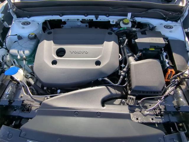 Photo of 2025 Crystal White Pearl Volvo XC40