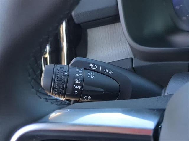 Photo of 2025 Crystal White Pearl Volvo XC40