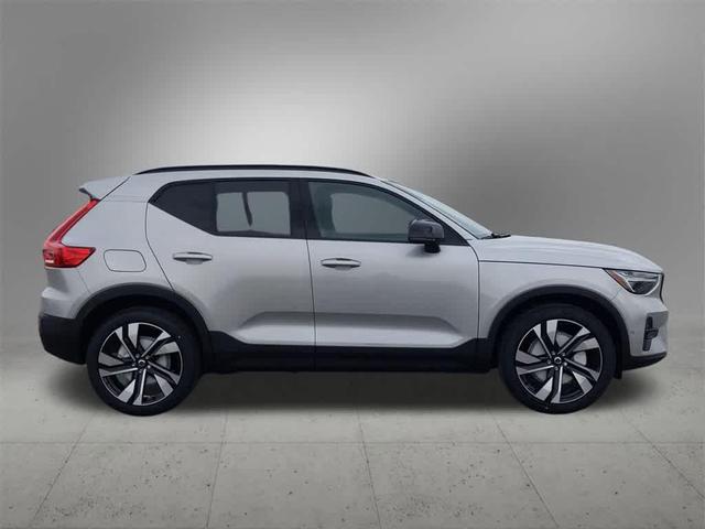 Photo of 2025 Gray Volvo XC40