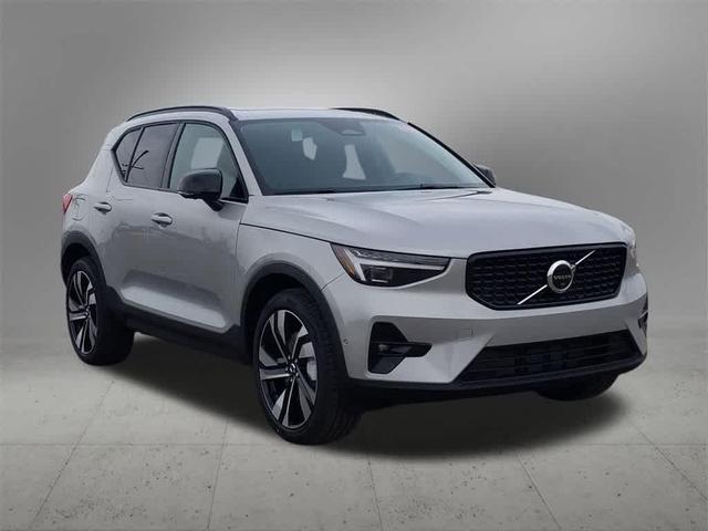 Photo of 2025 Gray Volvo XC40