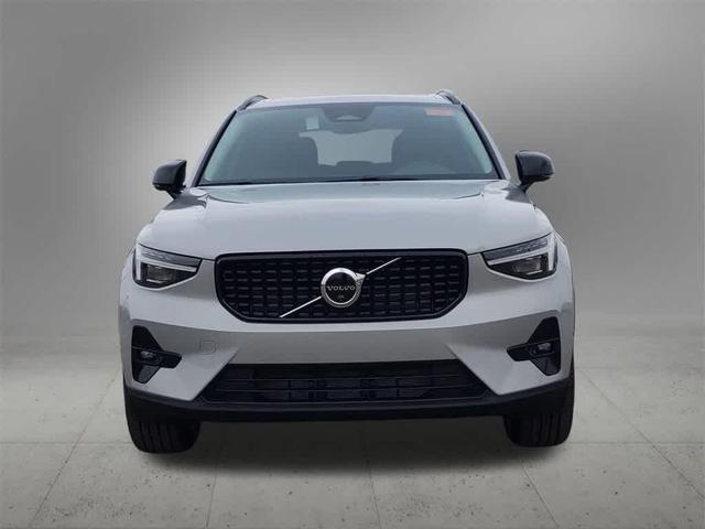 Photo of 2025 Gray Volvo XC40