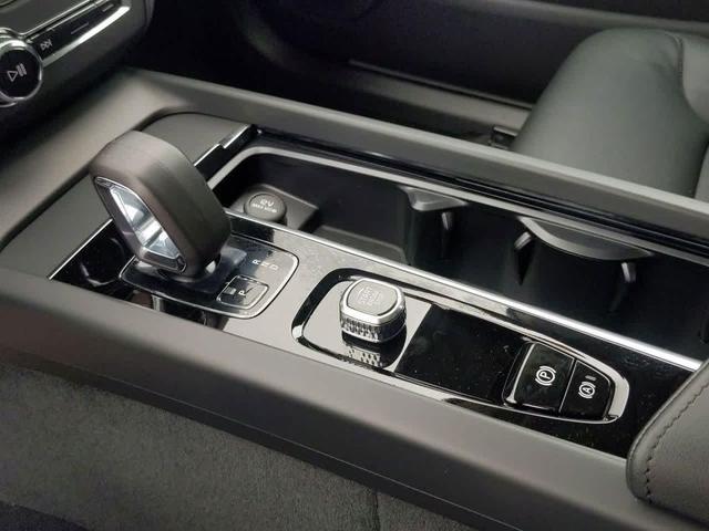 Photo of 2025 Crystal White Metallic Volvo XC60