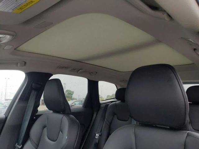 Photo of 2025 Crystal White Metallic Volvo XC60