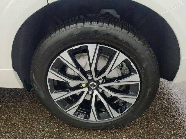 Photo of 2025 Crystal White Metallic Volvo XC60