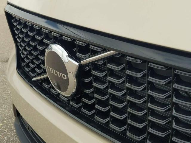 Photo of 2025 Sand Dune Metallic Volvo XC40