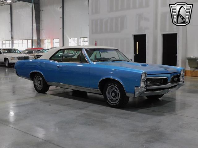Photo of 1967 Blue and White Pontiac GTO